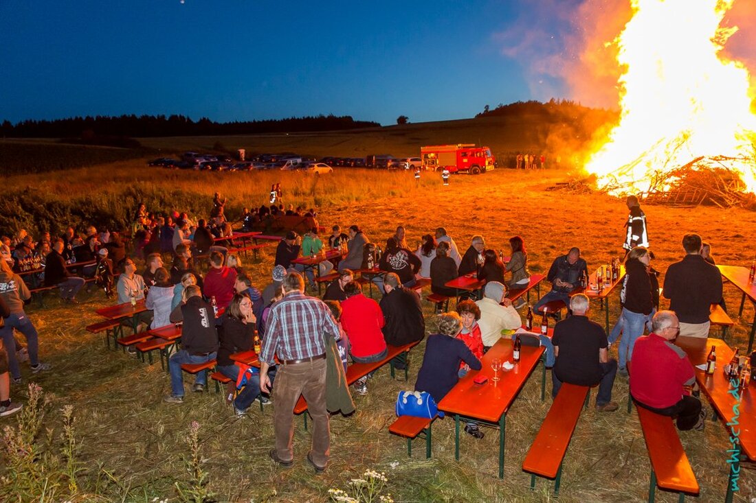 Windischeschenbach. Die Windischeschenbacher konnten am Wochenende einen hellen Lichtschein auf dem Nussberg sehen. Der Hügel über der Stadt stand in Flammen.  Von Michael Schade Es blieb trocken und solange die [&hellip;]