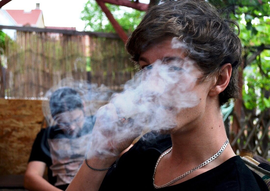 Weiden. Am Donnerstag bemerkte gegen 21.00 Uhr eine Streife der Zivilen Einsatzgruppe in der Frauenrichter Straße zwei Jugendliche, die offensichtlich mit Drogen dealten. Die Polizisten waren in einer Parkanlage unterwegs und bemerkten [&hellip;]