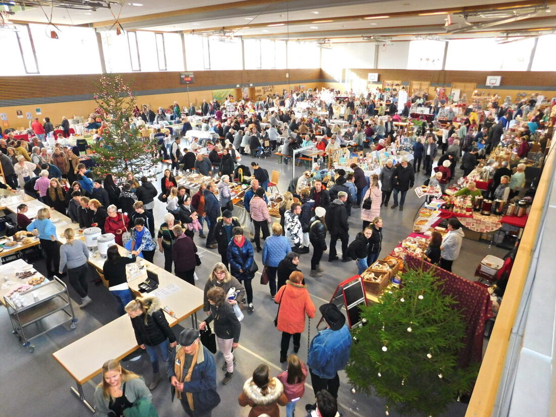 Speichersdorf. Der 28. Speichersdorfer Weihnachtsmarkt war mit 65 Anbietern, über 70 Helfern und Hunderten von Besuchern ein großer Erfolg. Das bunte Angebot und der sonnige Novembertag lockten viele Gäste an, was die Organisatoren an ihre Grenzen brachte.