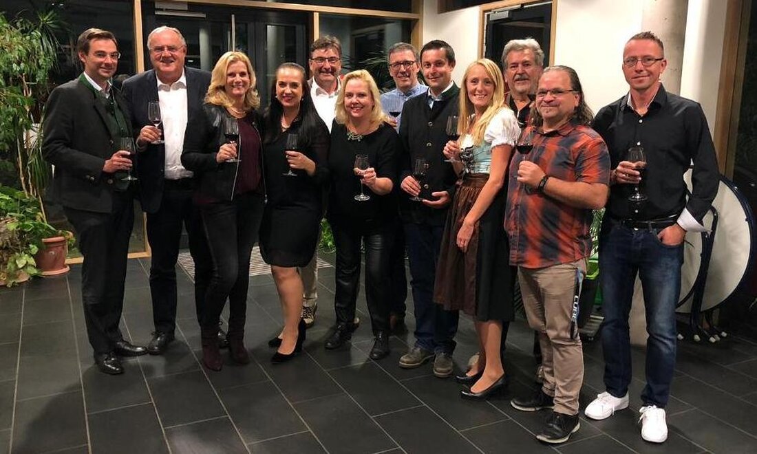 Weiden. Eine „politische“ Weinprobe absolvierte der CSU Ortsverband Stockerhut mit den aktuellen CSU Kandidaten zu Landtags- und Bezirkstagswahl am 14. Oktober. Dabei wählten die Politiker Weine aus, die ihre persönlichen Wesensmerkmale [&hellip;]