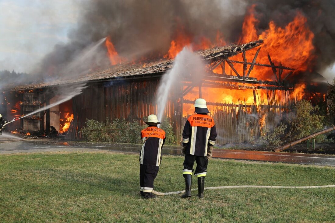 Rothenbürg/Landkreis Tirschenreuth. Am Mittwochabend ist gegen 18.45 Uhr in einer landwirtschaftlichen Maschinenhalle mit Stallung ein Großbrand ausgebrochen. Feuerwehren, Polizei und weitere Einsatzkräfte sind vor Ort. +++ Neu: OberpfalzECHO-Nachrichten kostenlos perWhatsApp! +++ [&hellip;]
