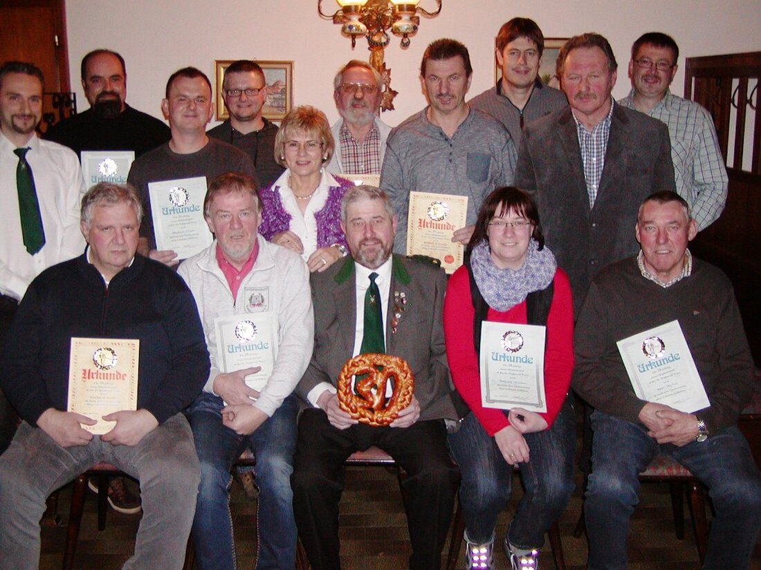 Wurz. Im Rahmen der Jahreshauptversammlung der Schützengesellschaft Waldnaab Wurz e. V. wurde mehrere Mitglieder geehrt. Von Tom Kreuzer Die Auszeichnungen nahmen Martin Zeidler und Michael Kurth anstelle des entschuldigten Gauschützenmeisters [&hellip;]