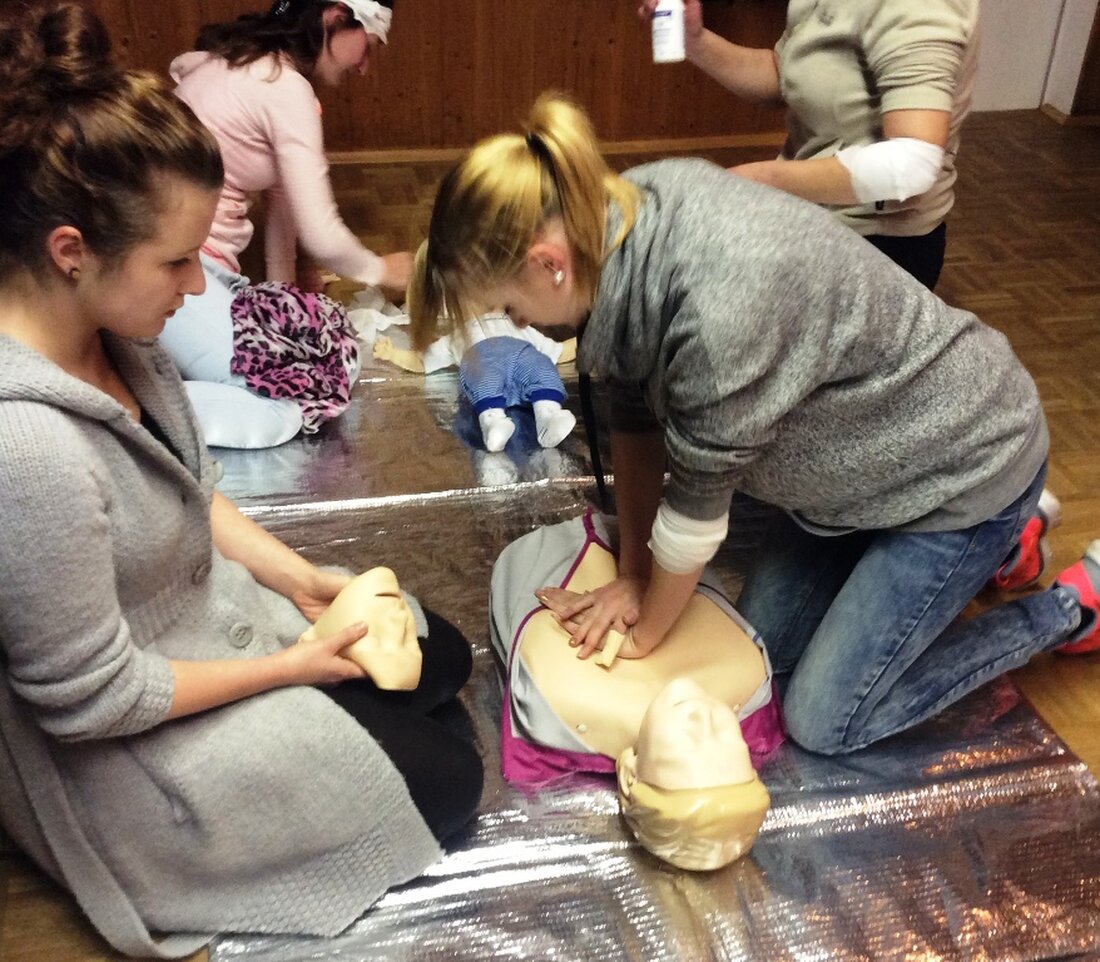 Wurz. Es gibt nichts Schlimmeres, als wenn ein Kind verletzt ist und rasche Hilfe braucht. Was tun bei Verletzungen, Krämpfen, Bauchschmerz, Vergiftungen, einer blutenden Wunde oder gar beim Aussetzen der [&hellip;]