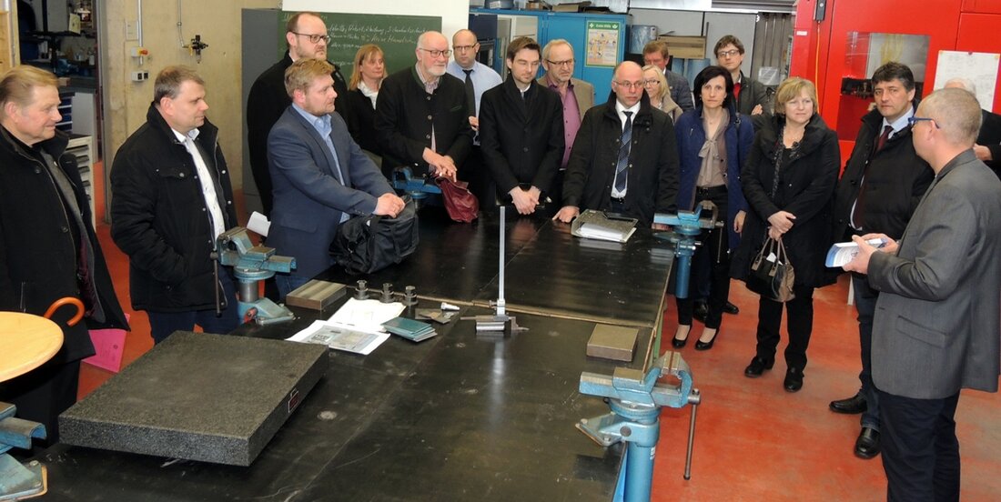 Grafenwöhr. “Die berufliche Bildung ist wichtig für die mittelständischen Unternehmen im Landkreis”, stellte CSU-Fraktionsvorsitzender Stephan Oetzinger heraus. Über die hervorragende Arbeit der Berufsschule zur Sonderpädagogischen Förderung am St. Michaels-Werks informierten [&hellip;]