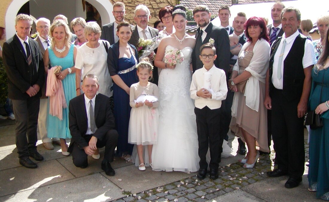 Wurz. Den Bund der Ehe schlossen Bürgermeistertochter Katharina Schopper aus Wurz und Oliver Gläser aus Krummennaab in der St. Matthäus-Kirche in Wurz. Von Tom Kreuzer Konrad Maria Ackermann zelebrierte die [&hellip;]
