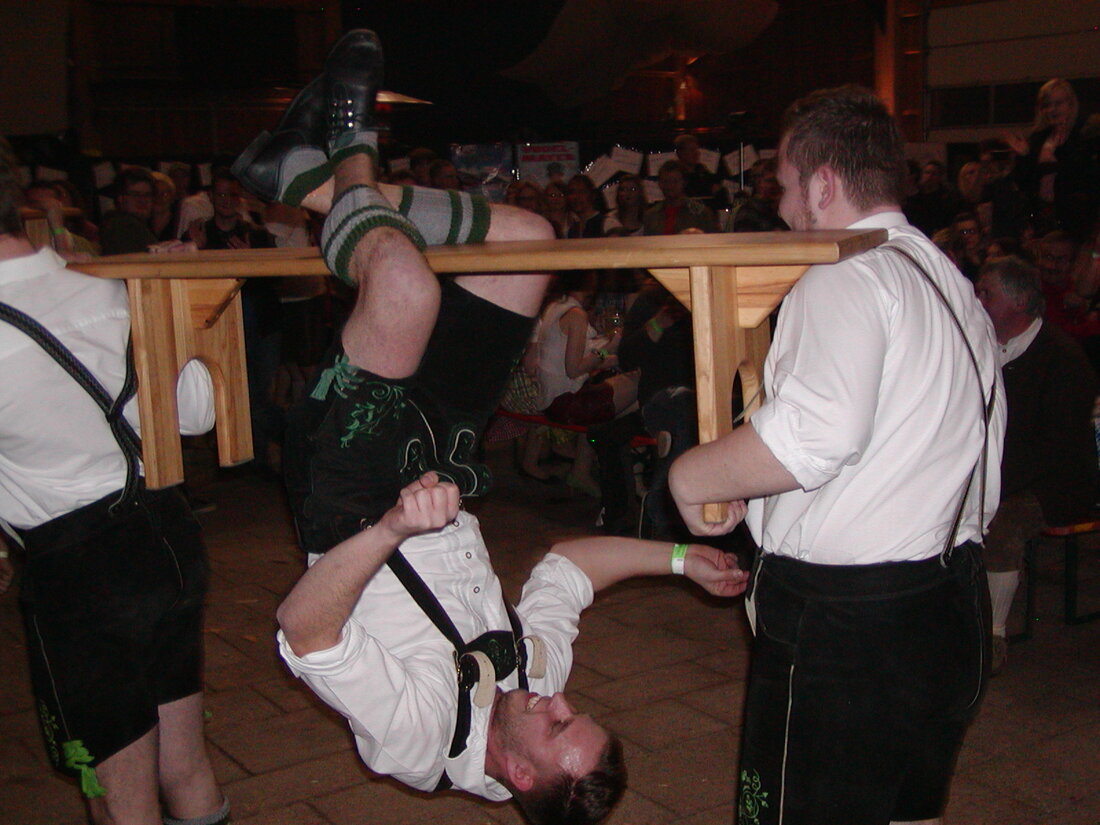 Wurz. Einen Auftritt der Superlative bieteten die Schwarzenbacher Schenkelzinterer beim Starkbierfest in Wurz. Begeistertes Publikum, super Stimmung – Ein Starkbierfest ohne Zwischenfälle. Von Tom Kreuzer https://www.youtube.com/watch?v=YIdCx9bWhoo „Wir wollen die Zinterer sehen, [&hellip;]