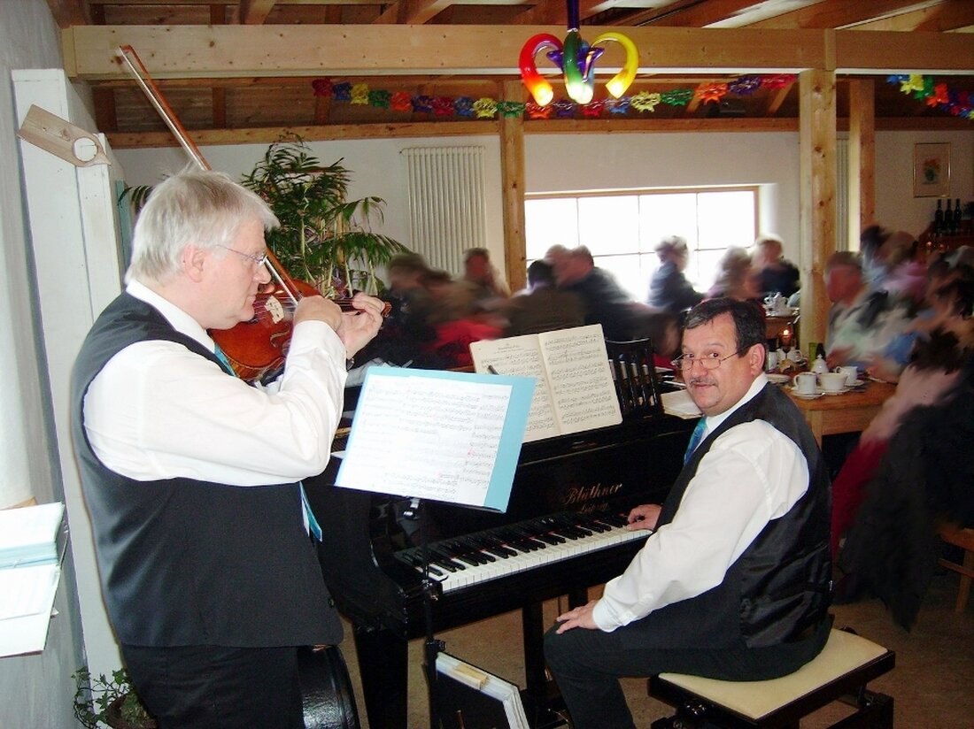 Rotzendorf. Kaffeehausmusik im Federkiel hat mittlerweile Kultstatus erreicht. Was als kleine Begleitmusik vor über 10 Jahren zum Kaffeenachmittag begann, hat sich zu einer liebgewonnenen Tradition in der Faschingszeit gemausert. Von [&hellip;]