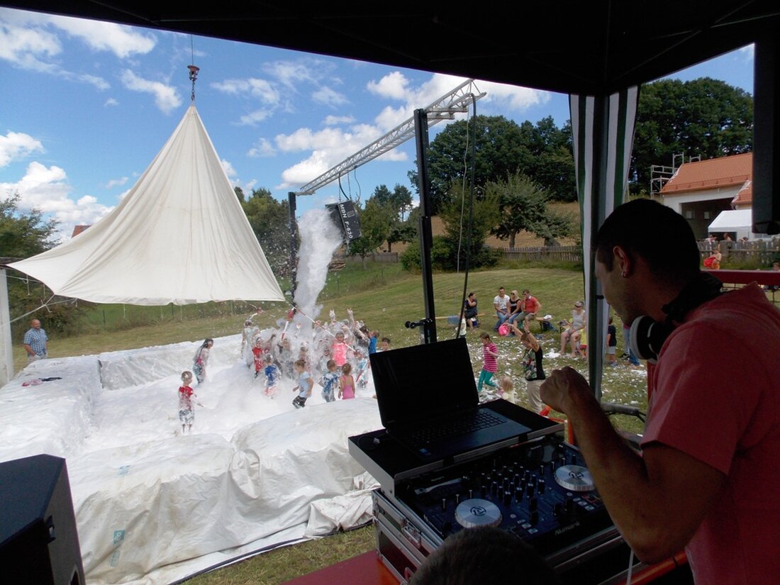 Wurz. Viele kleine Schaumfans versammelten sich bei der Feuerwehr Wurz. Die Jugendgruppe hatte eine Schaumparty zum gemeindlichem Kinder- Ferienprogramm veranstaltet. Neben heißen Rhythmen vom DJ EddiE aus den Lautsprechern, gab [&hellip;]