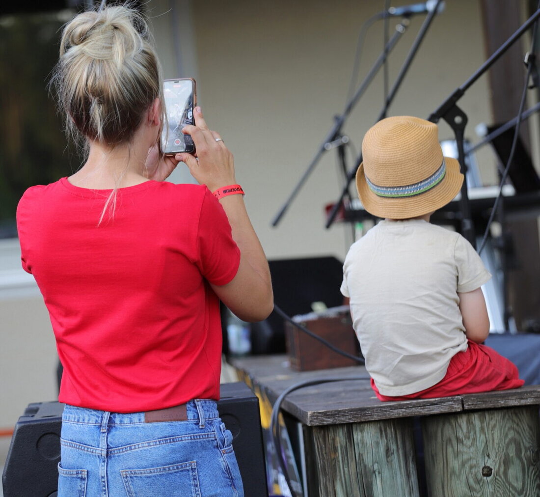 Etzenricht. „Burst gleich Feuer und Leidenschaft“ überschreiben die drei Amberger Musiker ihre Visitenkarte im Netz, am Samstag, 5. Juli ab 19 Uhr geben sie bei der Neuauflage von „Live am Sportplatz“ ab. 