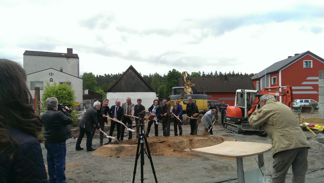 Weiherhammer. Die Baustelle des neuen Hotels in Weiherhammer wurde heute offiziell eröffnet. Bauherrin Rita Witt freute sich über die zahlreichen Besucher aus Politik und Wirtschaft.  Hotel im nächsten Jahr einzugsbereit [&hellip;]