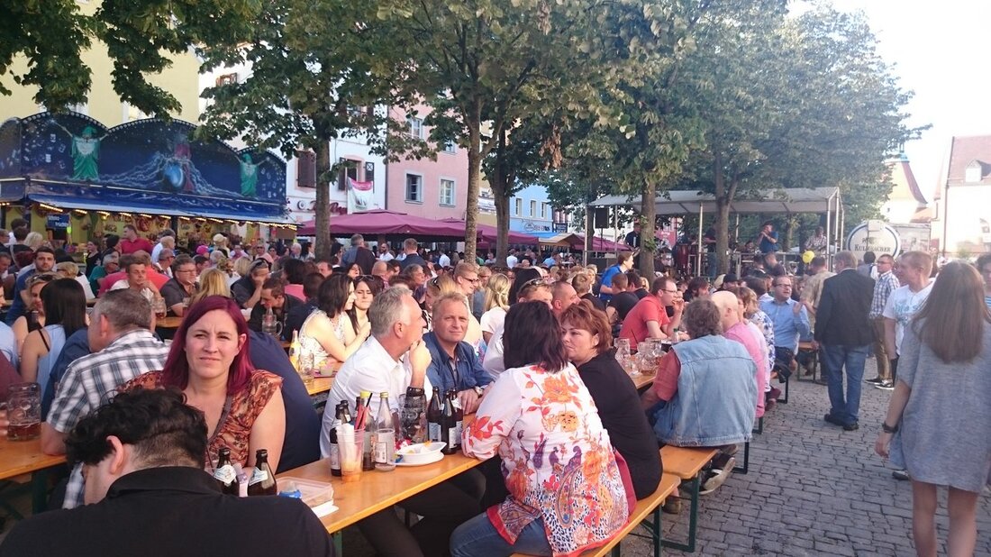 Weiden. Nur noch wenige Tage bis zum Bürgerfest 2016 in Weiden. Bereits am Samstag wird dafür aufgebaut, weshalb die Fußgängerzone gesperrt wird. Das Bürgerfest in Weiden  findet am Samstag, dem 25. [&hellip;]