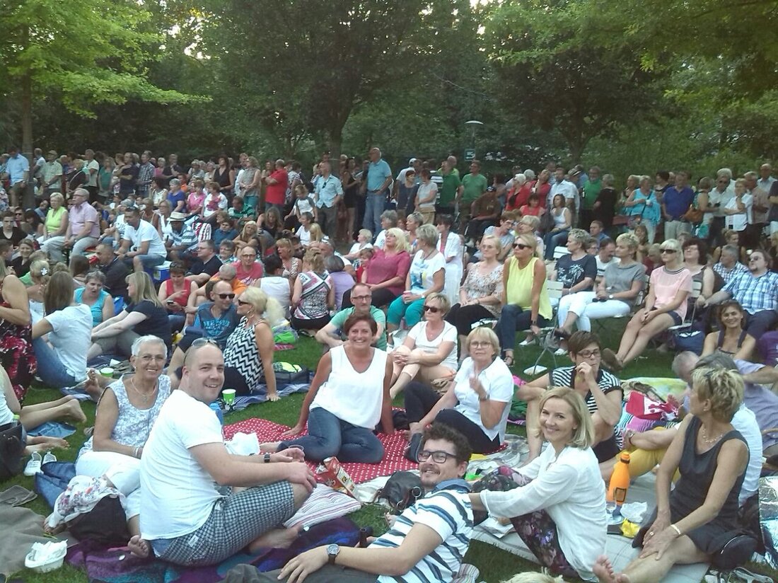 Weiden. Mit einem Konzert des „Salonorchesters Neustadt/WN“ unter der Leitung von Heribert Bauer starten am Sonntag, 12.06. um 16.00 Uhr die diesjährigen Sommerserenaden im Max-Reger-Park. Bürgermeister Jens Meyer wird die Konzertreihe [&hellip;]