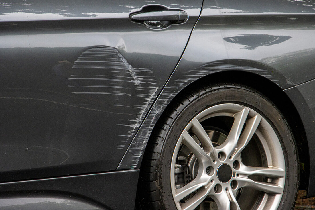 Weiden. Am Wochenende gab es vier Unfallfluchten im Stadtgebiet mit Schäden von 500 bis 5000 Euro, die Polizei ermittelt und sucht Zeugen.