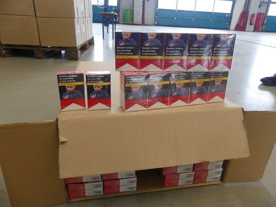 Brand. Dreister Diebstahl am helllichten Tag: Unbekannte Täter haben am Donnerstag Zigaretten aus einem Netto-Markt in Brand gestohlen. Zwischen 14 Uhr und 17.30 Uhr entstand dabei ein Schaden von mindestens 1.000 Euro. Wie viele Schachteln genau entwendet wurden, ist noch unklar.