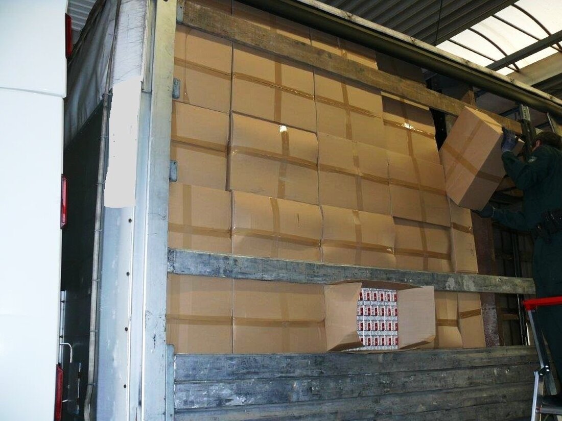 Waidhaus. Zöllner aus Wernberg-Köblitz stellten bei Waidhaus eine riesen Menge an Tabak und Zigaretten sicher. Die Lkw-Fahrer sitzen jetzt hinter Gittern. Zollbeamte der Kontrolleinheit Verkehrswege Wernberg-Köblitz des Hauptzollamts Regensburg zogen [&hellip;]