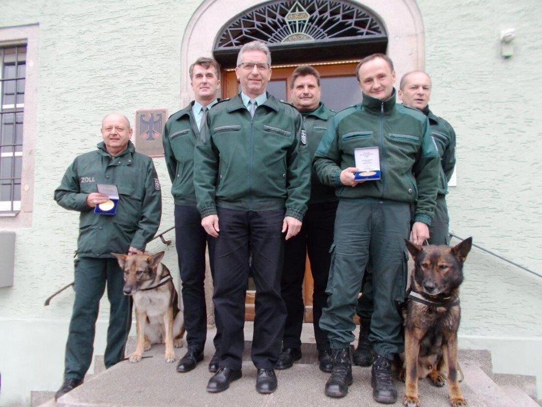 Waidhaus. Eine nicht alltägliche Ehrung wurde den Zollhundeführern Peter Hanauer und Thomas Hoffmann gemeinsam mit ihren Rauschgiftspürhunden „Knut“ und „Diana“ zu Teil. Die beiden Teams kommen bei der Kontrolleinheit Verkehrswege [&hellip;]