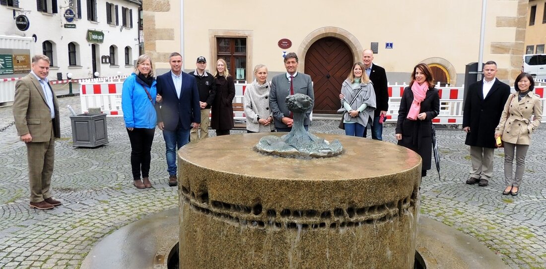 Grafenwöhr. Historisches und Aktuelles von „Grafenwöhr off Post“, stellte Bürgermeister Edgar Knobloch Generalkonsulin Meghan Gregonis, IMCOM-Direktor Tommy Mize und den Führungskräften der US-Armee vor. Mit Einträgen ins Goldene Buch der [&hellip;]